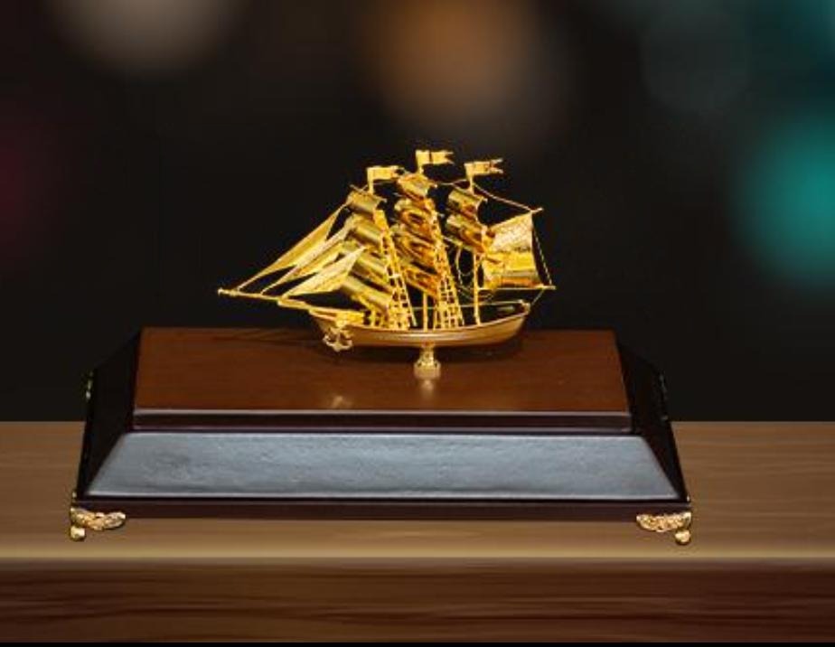 Thuyền phong thuỷ mạ vàng MS 14 đặt trên đế gỗ sang trọng kích thước 21x10.5x17cm